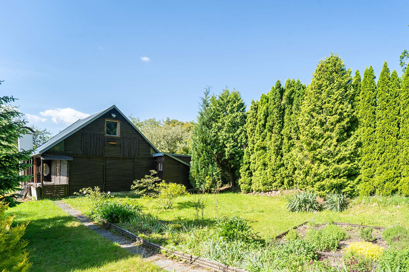 Prodej chaty, Železnice