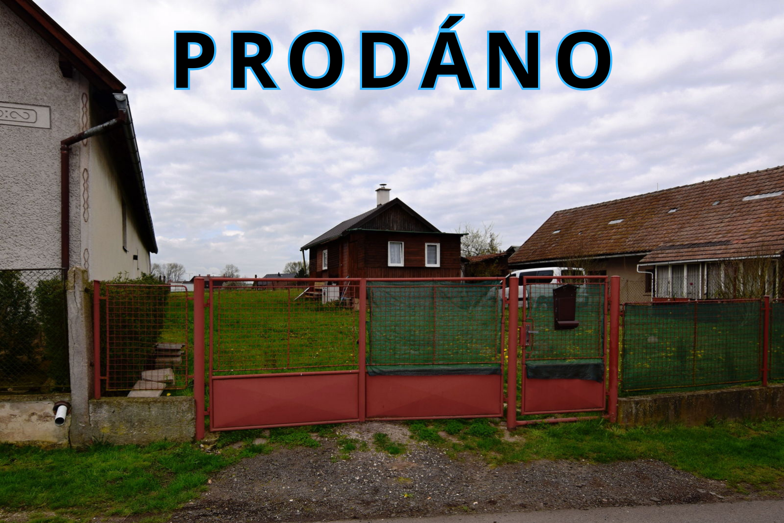 Stavební pozemek 607 m2 s dřevostavbou v obci Červeněves – Smidary